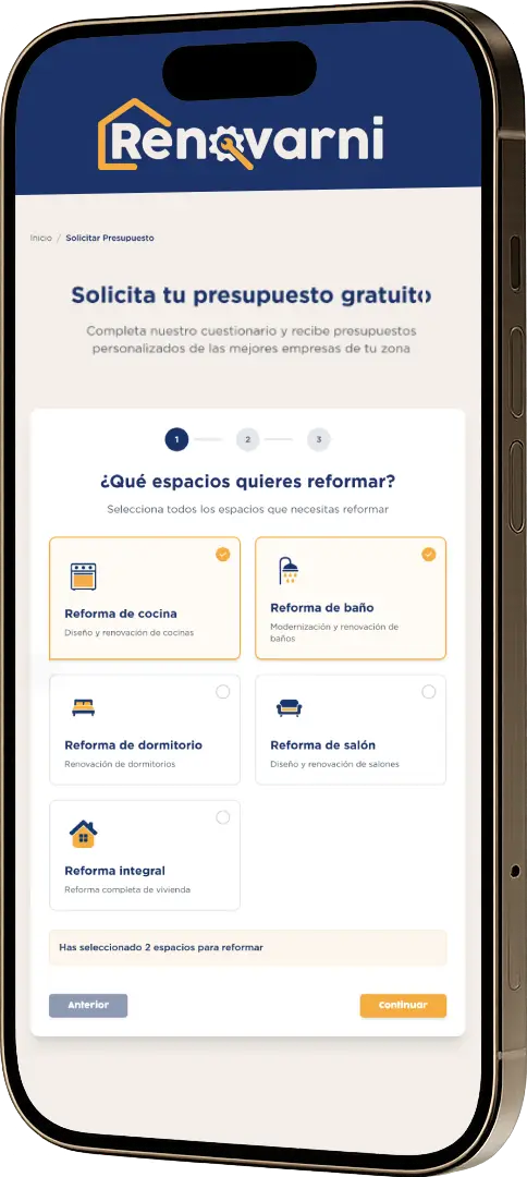 Interior de hogar renovado mostrando una cocina moderna y un salón luminoso con acabados de alta calidad